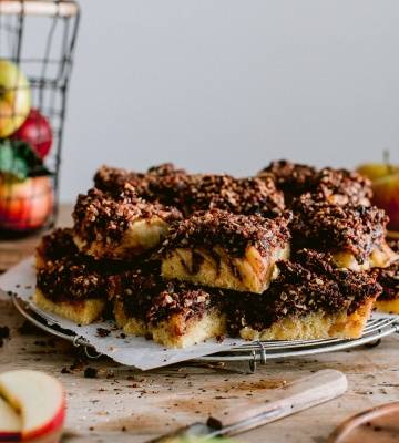 Ovo Crunchy Cream Apple Crumble Cake